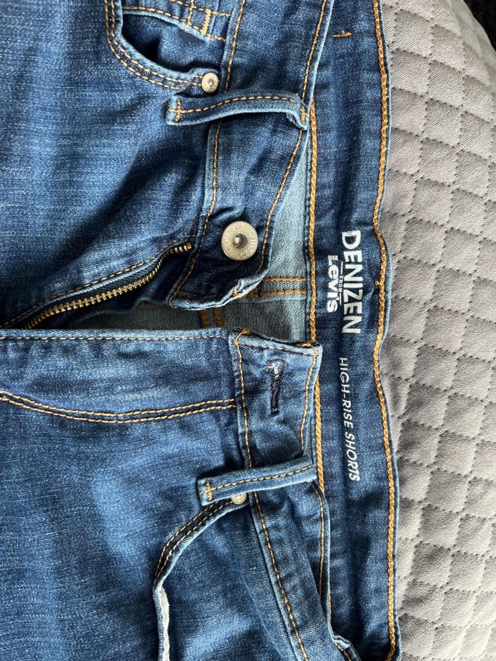 Levi’s size 8 stretch denim shorts